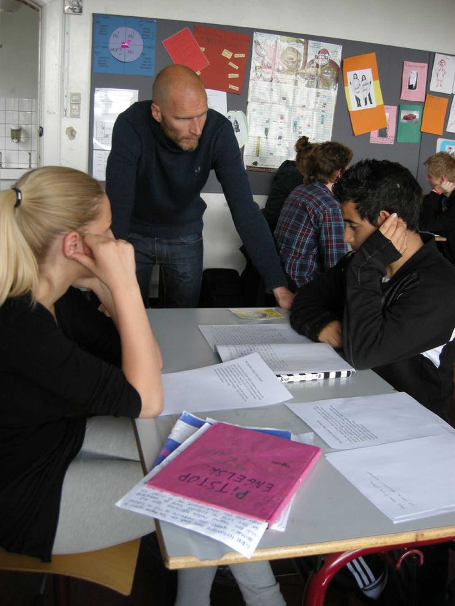 Aarhusis asuva Læssøesgade kooli 8. klassi õpilased inglise keele tunnis Morten Barasinski juhendamisel uusi teadmisi omandamas.