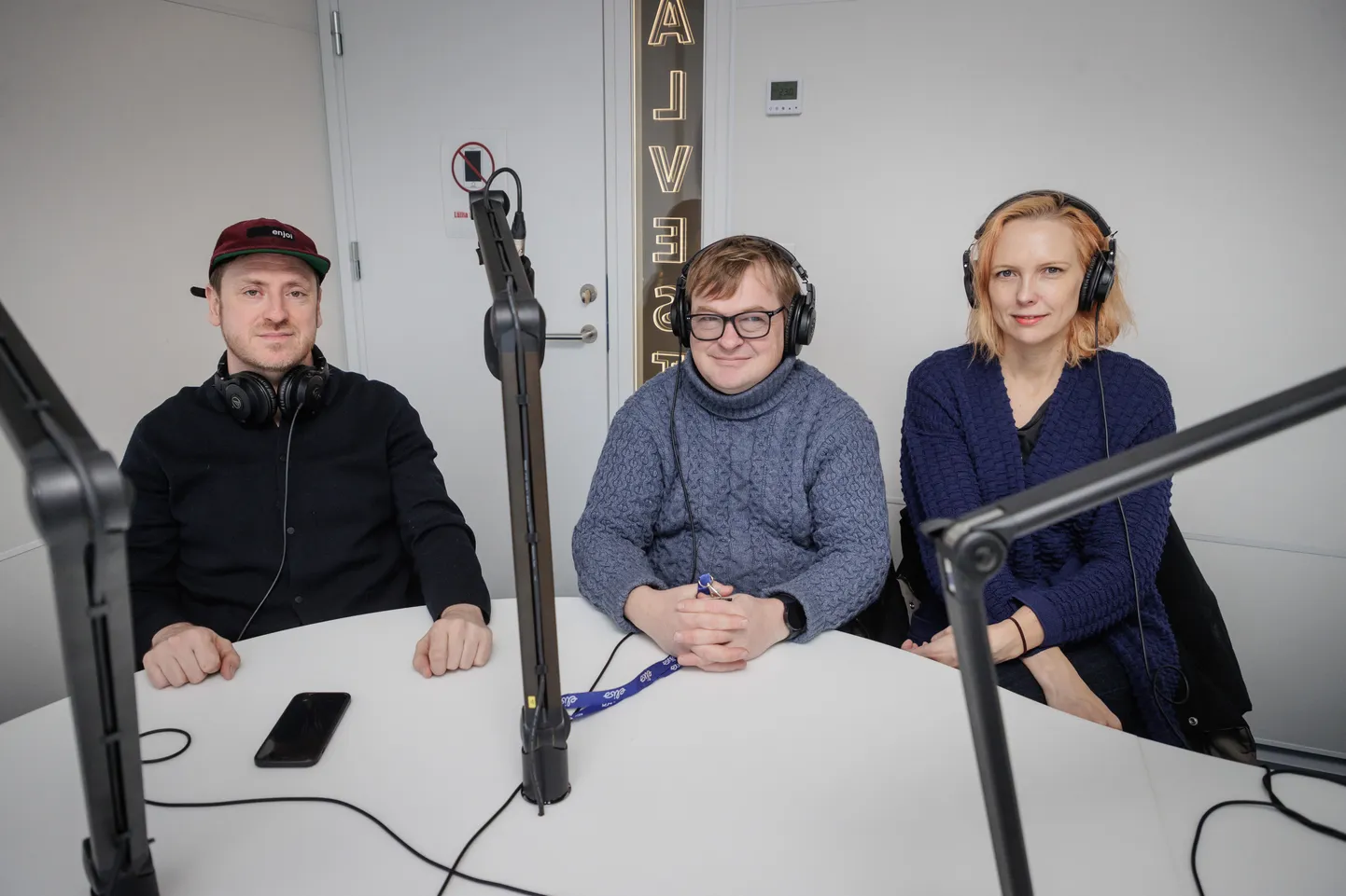 Vasakult Rain Tolk, Andres Maimik ja Ragne Pekarev, seriaali «Sassis» autorid ja peategelane.