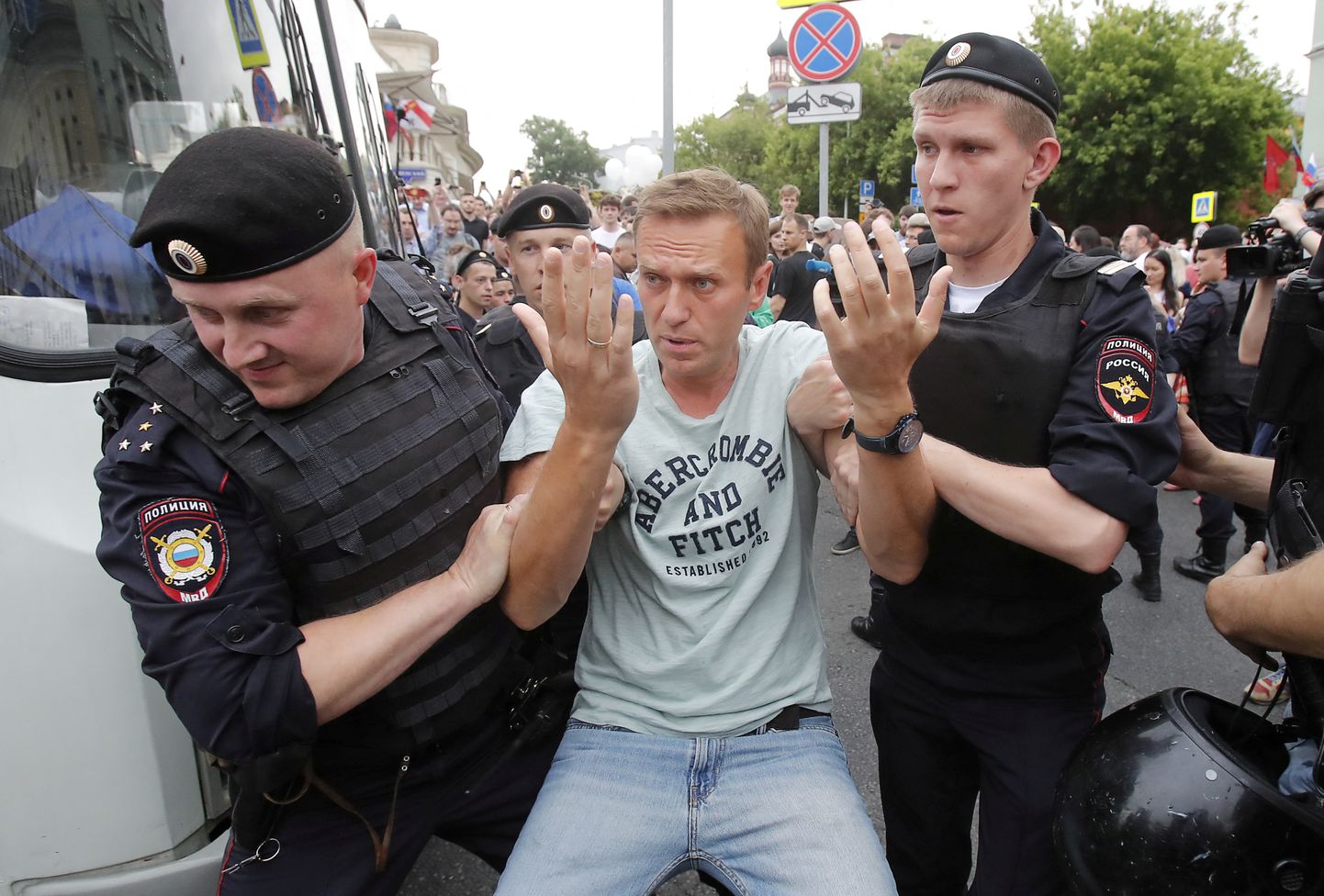 Aleksei Navalnõi korraldas uuriva ajakirjaniku Ivan Golunovi, keda ebaõiglasest süüdistati narkokuriteos, toetuseks 12. juunil 2019 Moskvas protesti, kus ta ka ise politsei poolt kinni võeti