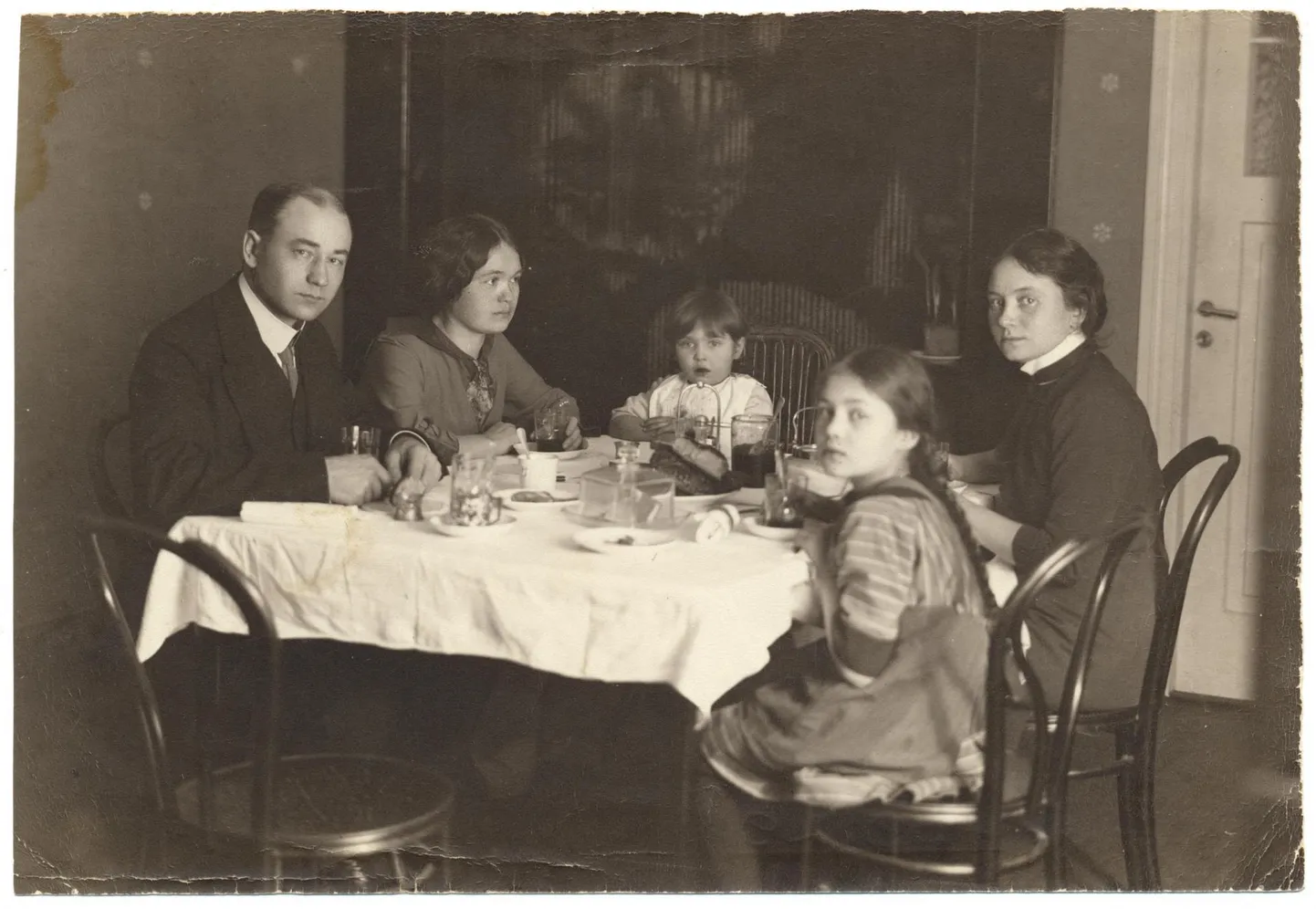 Perekond Riet söögilauas 1910. aastatel.