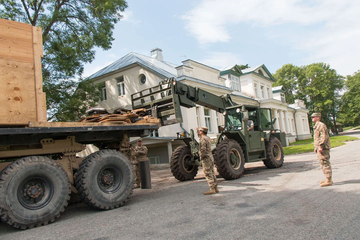 Eestis teeninud USA sõdurid on aidanud ka kohalikke, näiteks ehitanud Vohnja algkoolile mängumaja.