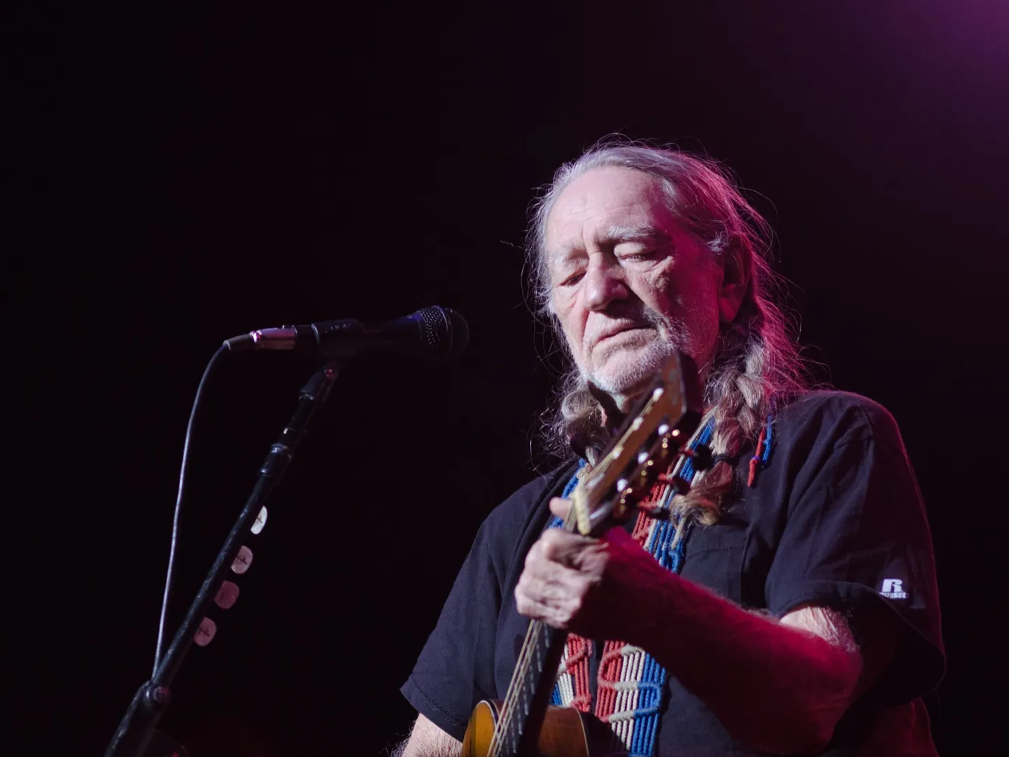Willie Nelson (pildil) on  kirjutanud laulu «On the Road Again». Teos sündis kiirkorras lennureisil ja tuli paberi puudumisel kritseldada oksekotile.