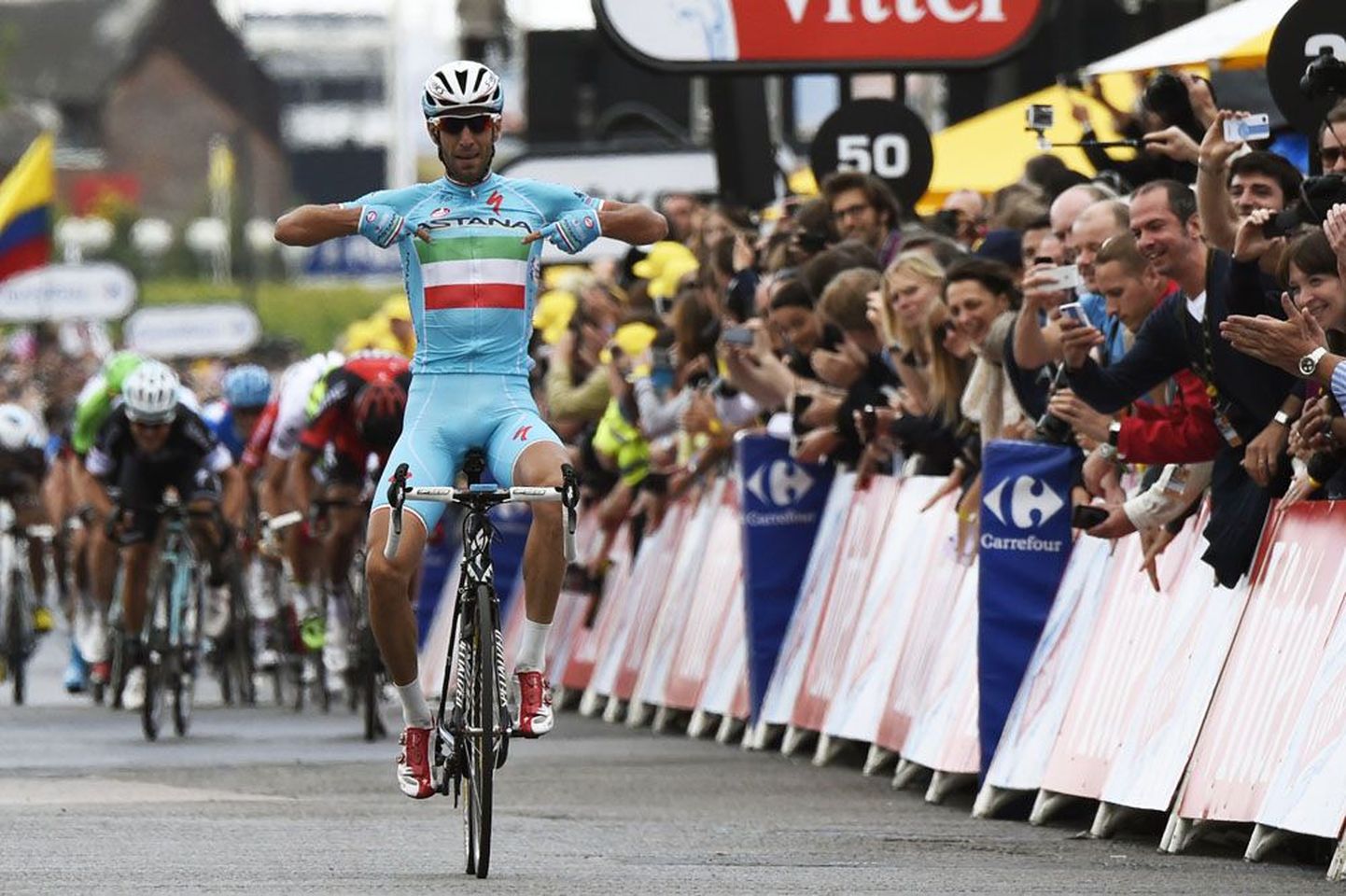 Vincenzo Nibali võttis sprinterite nina alt Touri teisel etapil üllatusvõidu.