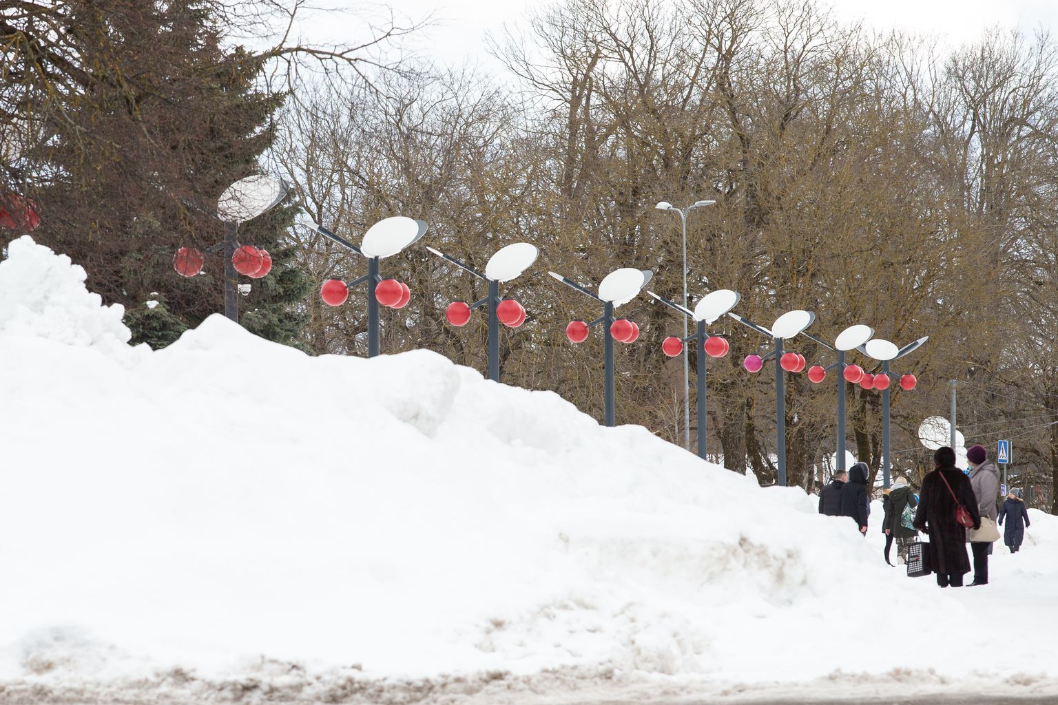 Jõhvi on sel talvel olnud Eesti kõige lumerikkam paik. Ent juba pea kaks nädalat on lumme mattunud tänavate tõttu pälvinud elanike ja vallaametnike kriitikat teehooldaja N&V, kes omakorda on ähvardanud lepingust üldse taganeda.