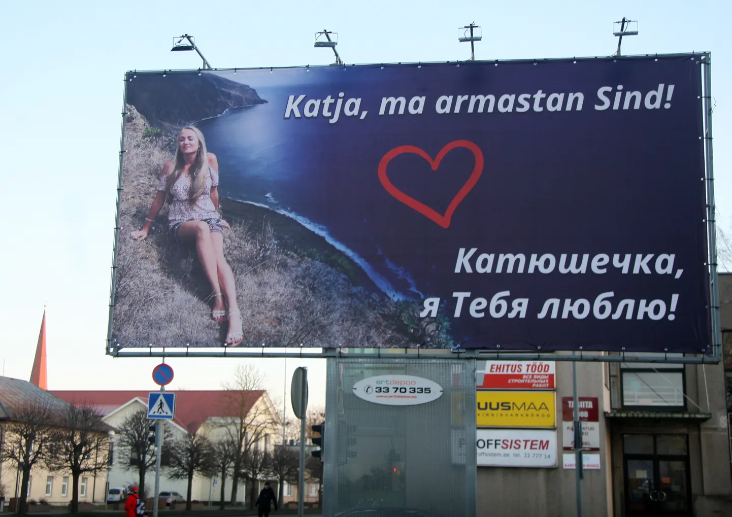 Riigikogu liige Martin Repinski avaldab Jõhvi kesklinnas oleval plakatil armastust oma pruudile, Jõhvi vallavolikogu liikmele Jekaterina Vassiljevale.