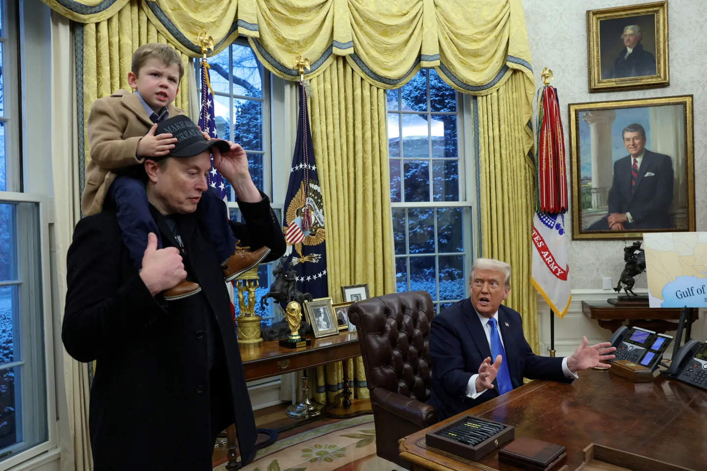 Ühel fotol hoidis Elon Musk oma poega õlgadel, kui miljardär vastas ovaalkabinetis ajakirjanike küsimustele oma valitsusettepanekute kohta.