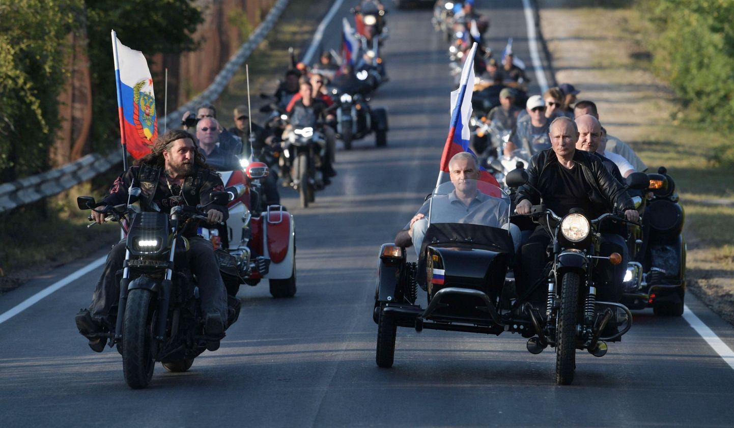 Владимир Путин едет на мотоцикле
