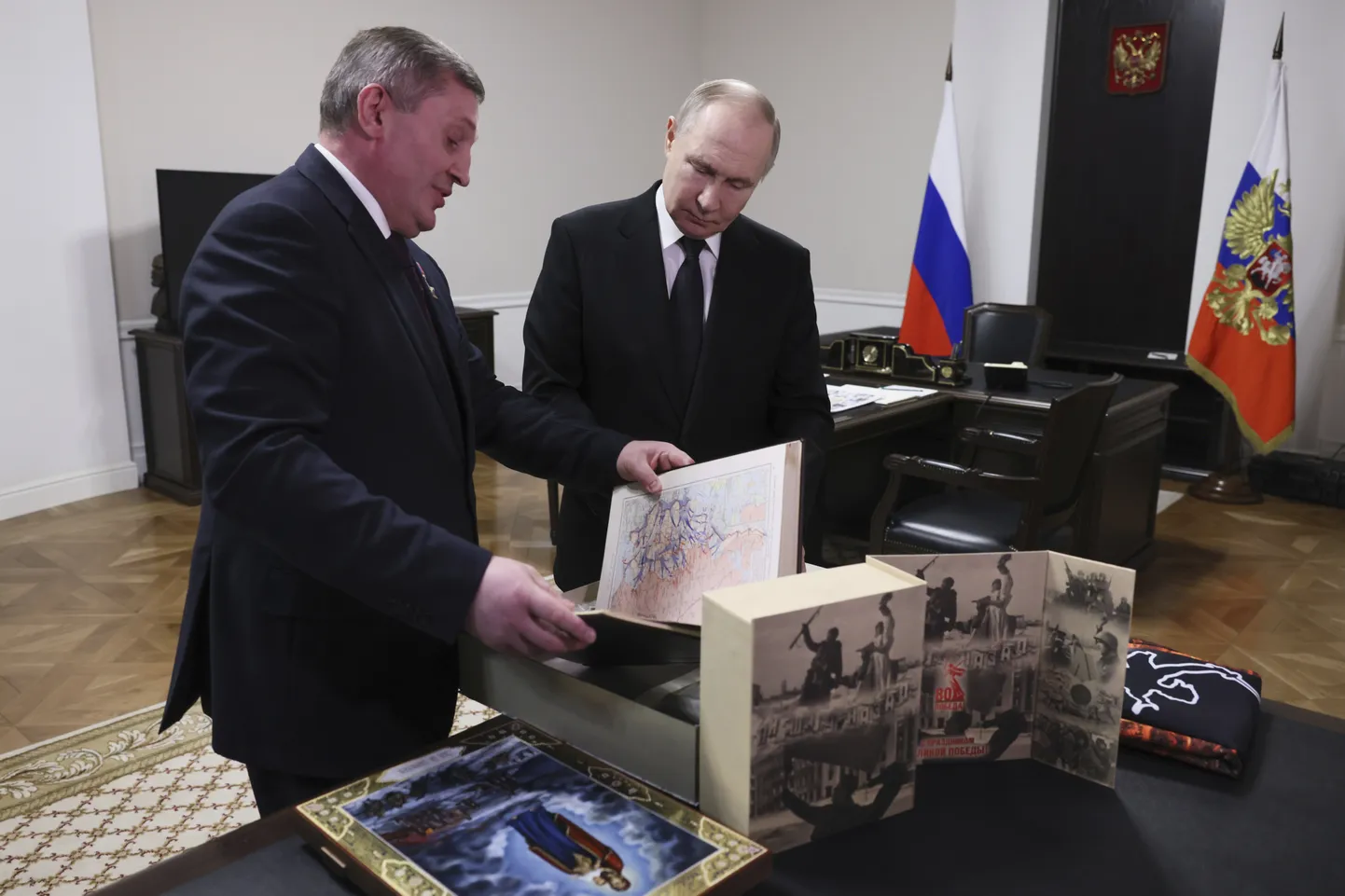 Venemaa autoritaarne liider Vladimir Putin Volgogradis koos piirkonna kuberneri Andrei Botšaroviga 29. aprillil 2025. aastal.