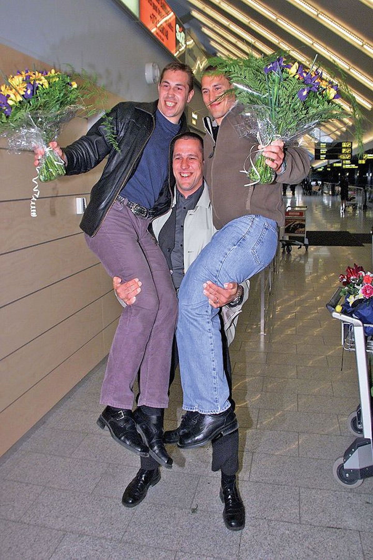 2001 год особенно удачен был для братьев Будылиных. Вернувшихся из Парижа с чемпионата Европы по дзюдо с золотой медалью Алексея Будылина (справа) и с бронзовой медалью Дмитрия (слева) держит на руках Индрек Пертельсон, встречавший их в аэропорту.