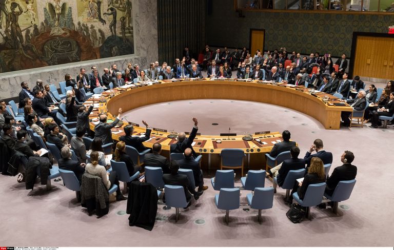 14 ÜRO Julgeolekunõukogu liiget tõstab käe üles Iisraeli asundustegevuse lõpetamist nõudva resolutsiooni toetuseks / Scanpix