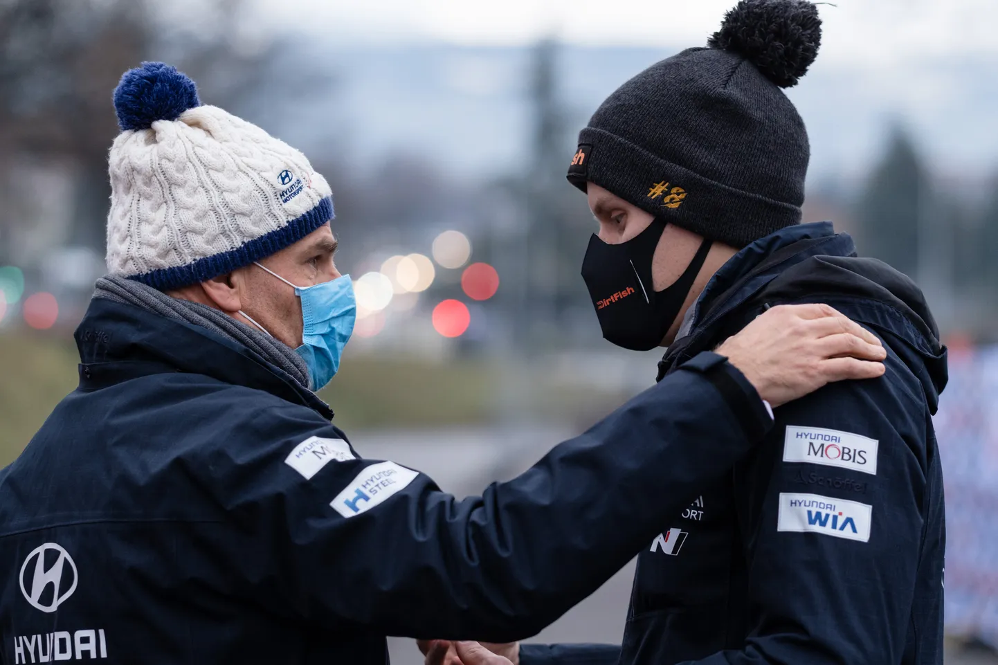 Hyundai tiimipealik Andrea Adamo (vasakul) ei tahtnud Horvaatia ralli võidukohustuse koormat laduda Ott Tänaku (paremale) õlule.