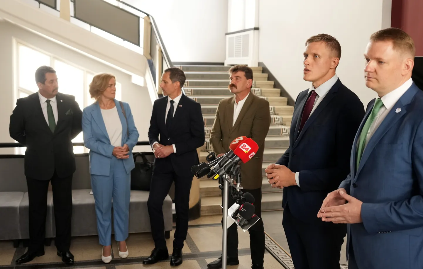 Partijas "Apvienotais saraksts" pārstāvis, Saeimas deputāts Igors Rajevs (no kreisās), Nacionālās apvienības "Visu Latvijai!" – "Tēvzemei un Brīvībai/LNNK" pārstāve, ekonomikas ministre Ilze Indriksone, Nacionālās apvienības "Visu Latvijai!" – "Tēvzemei un Brīvībai/LNNK" pārstāvis, Saeimas deputāts Uģis Mitrevics, "Apvienotais saraksts" pārstāvis, Saeimas deputāts Ingmārs Līdaka, Nacionālās apvienības "Visu Latvijai!" – "Tēvzemei un Brīvībai/LNNK" pārstāvis, Saeimas deputāts Jānis Dombrava un "Apvienotais saraksts" līdzpriekšsēdētājs, Saeimas priekšsēdētājs Edvards Smiltēns piedalās preses brīfingā pēc tikšanās ar partijas "Jaunā vienotība" pārstāvjiem, kurā pārrunāja valdības koalīcijas veidošanas gaitu.