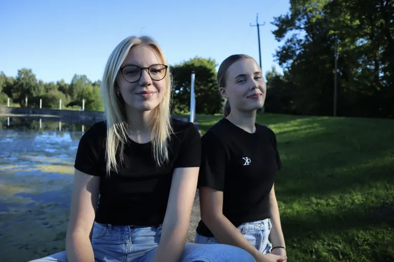 Wispelsi moodustavad kaks loovat tüdrukut, kes armastavad väga muusikat.