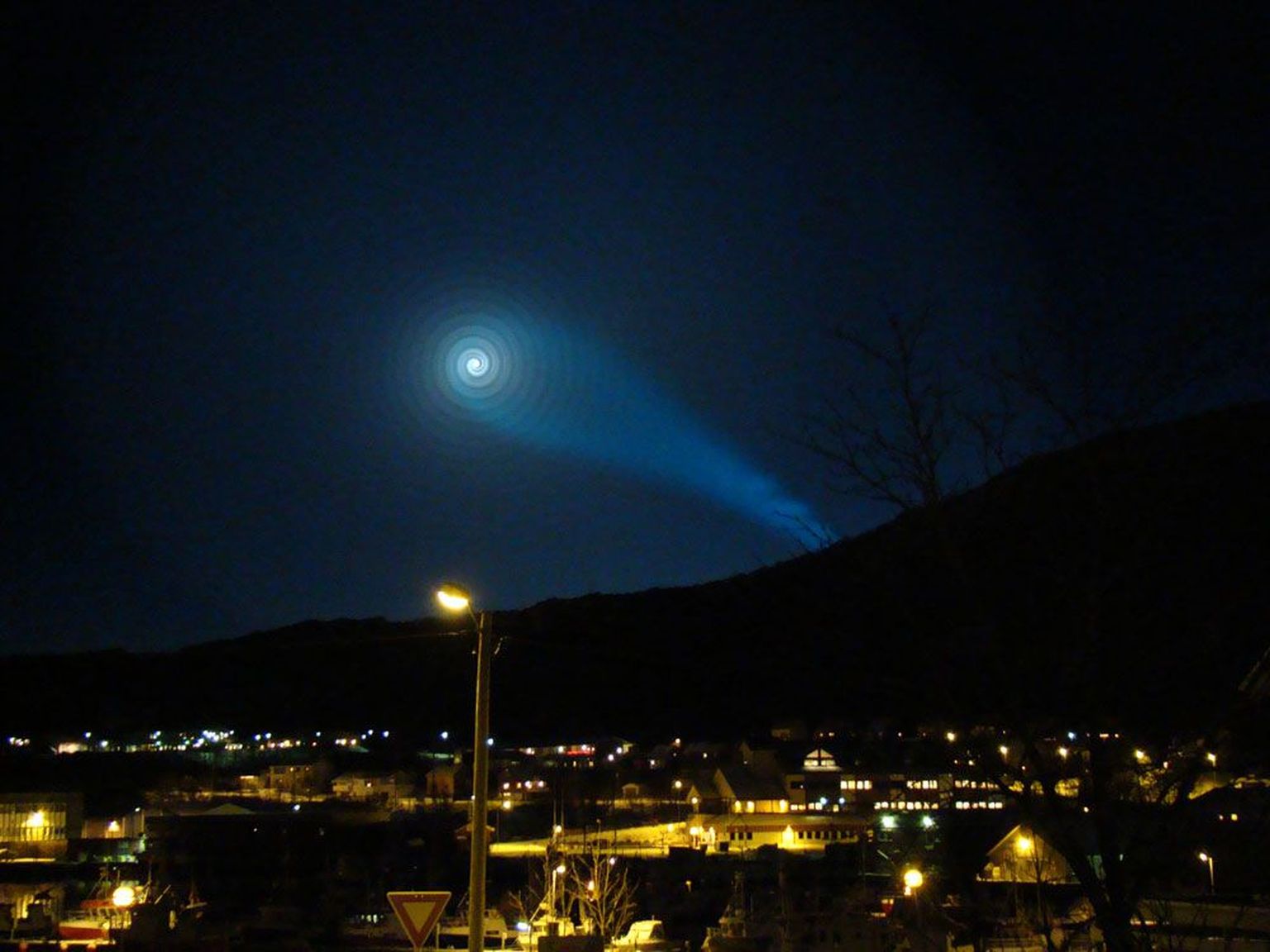 Üleeile varahommikul Norra põhjaosas taevasse ilmunud veider valgusnähtus.