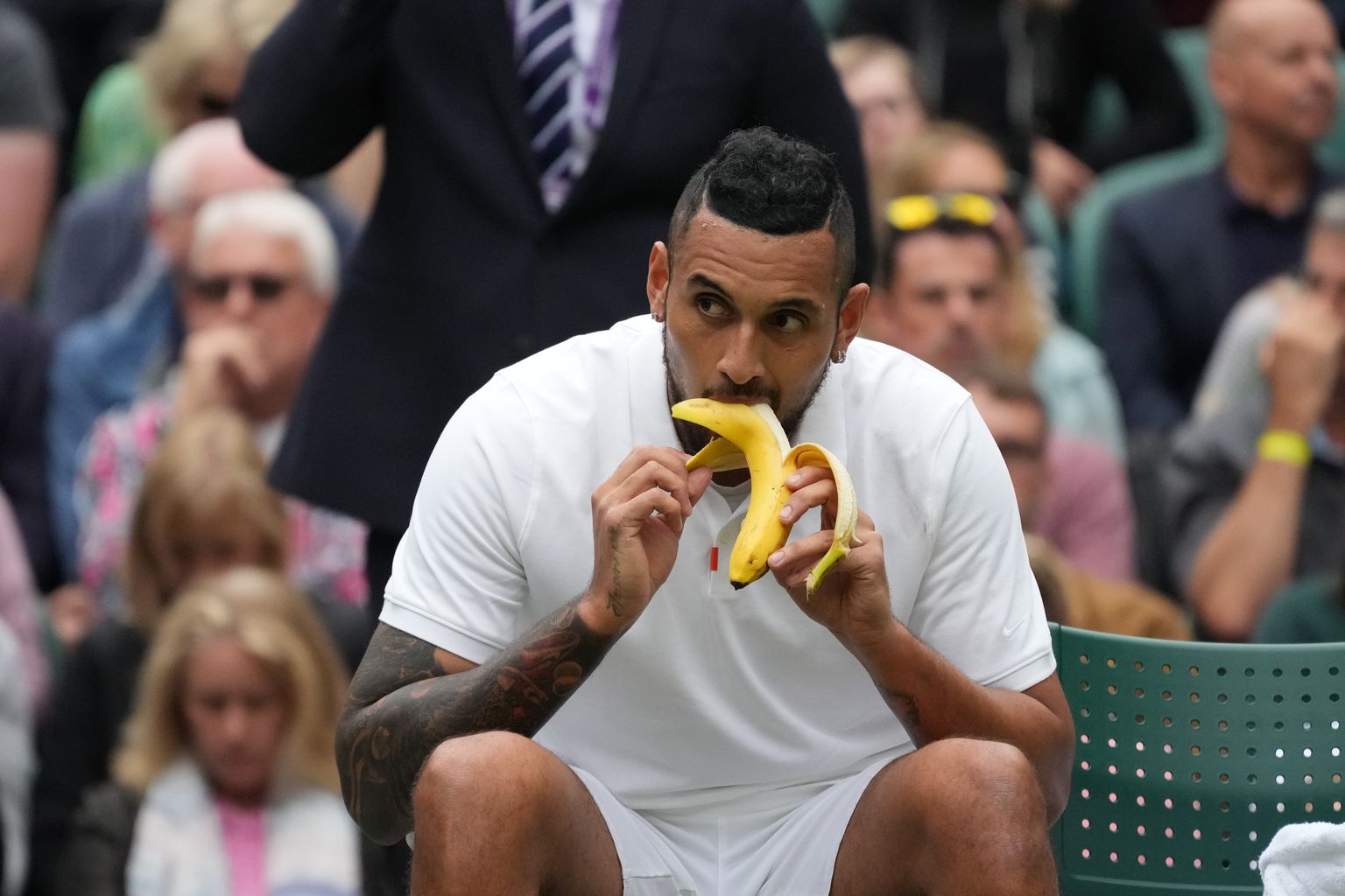 Austraalia tennisist Nick Kyrgios Wimbledonis banaani ampsamas.