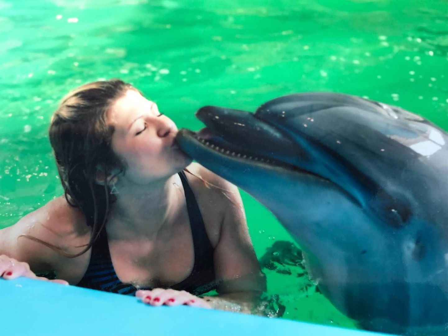Viktoria Ladõnskaja-Kubits Odessas delfiinide seltskonda nautimas.