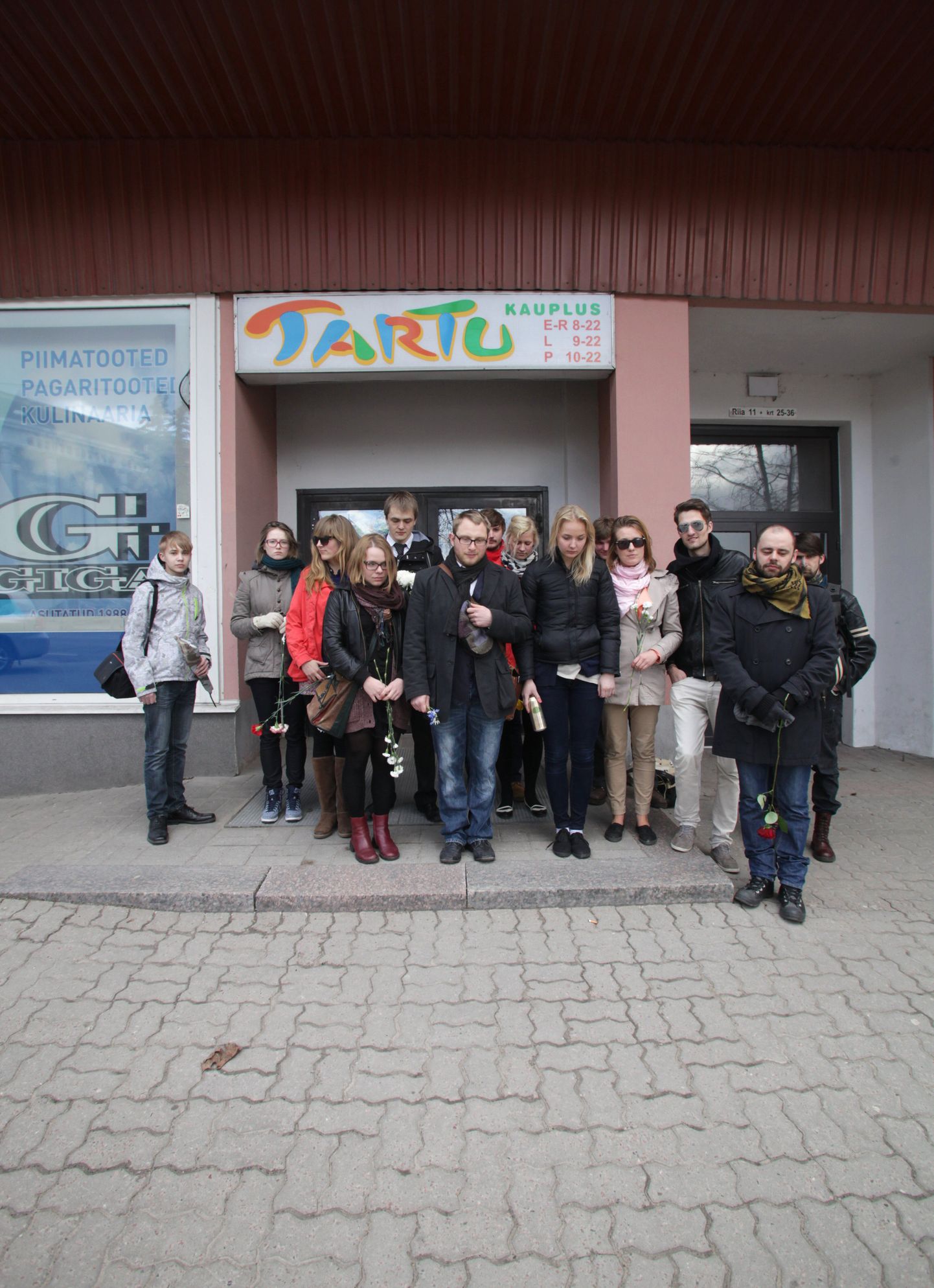 Volbriõhtul kogunesid Tartu poe juurde ostjad, et jätta hüvasti selle kauplusega ning tänada müüjaid nende pikajalise töö eest.