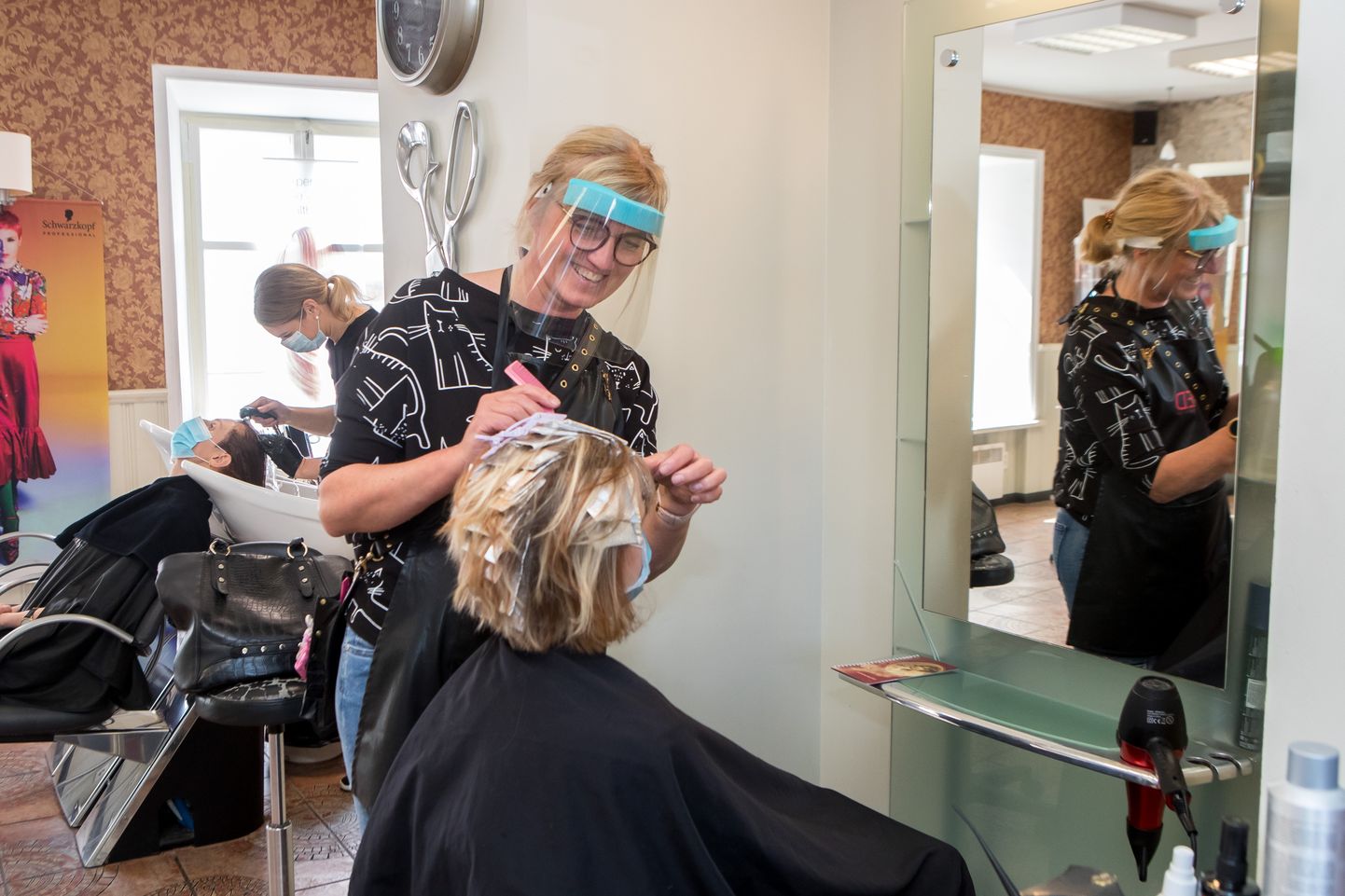 ETTEVAATUSABINÕUD: Visiiri kandev juuksur Tiina Tang salongist Kuldne Juus valmistub kliendil juukseid värvima.