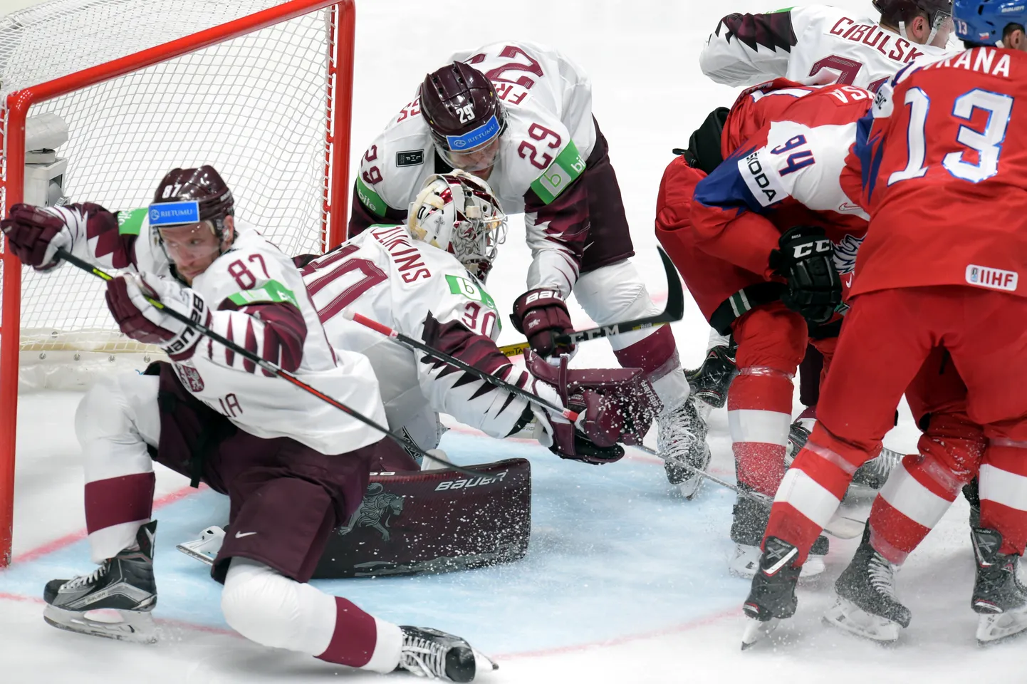 Latvijas hokejisti aizsardzībā