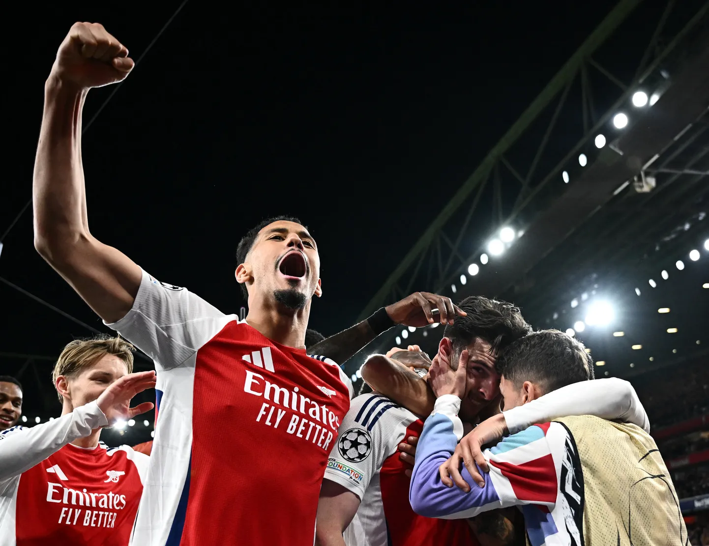 Arsenali mängijad juubeldamas.