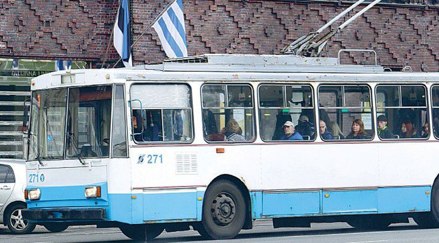Троллейбус Škoda, построенный четверть века назад в тогдашней Чехословакии, проезжает мимо здания Таллиннской управы. Фото иллюстративное.