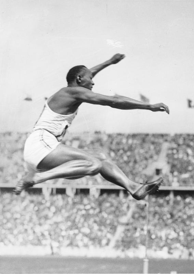 Džese Ovenss nozīmīgajā vēstures brīdī Berlīnes Olimpiskajās spēlēs, 1939. gadā.