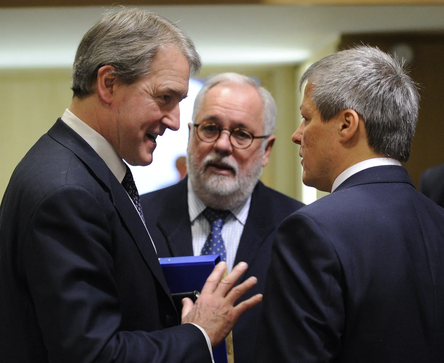 Briti keskkonna-, toiduohutuse ja maaeluküsimuste minister Owen Paterson (vasakult), Hispaania põllumajandus- ja keskkonnaminister Miquel Arias Canete ja  Euroopa Liidu põllumajandusvolinik Dacian Cioloş täna Brüsselis.