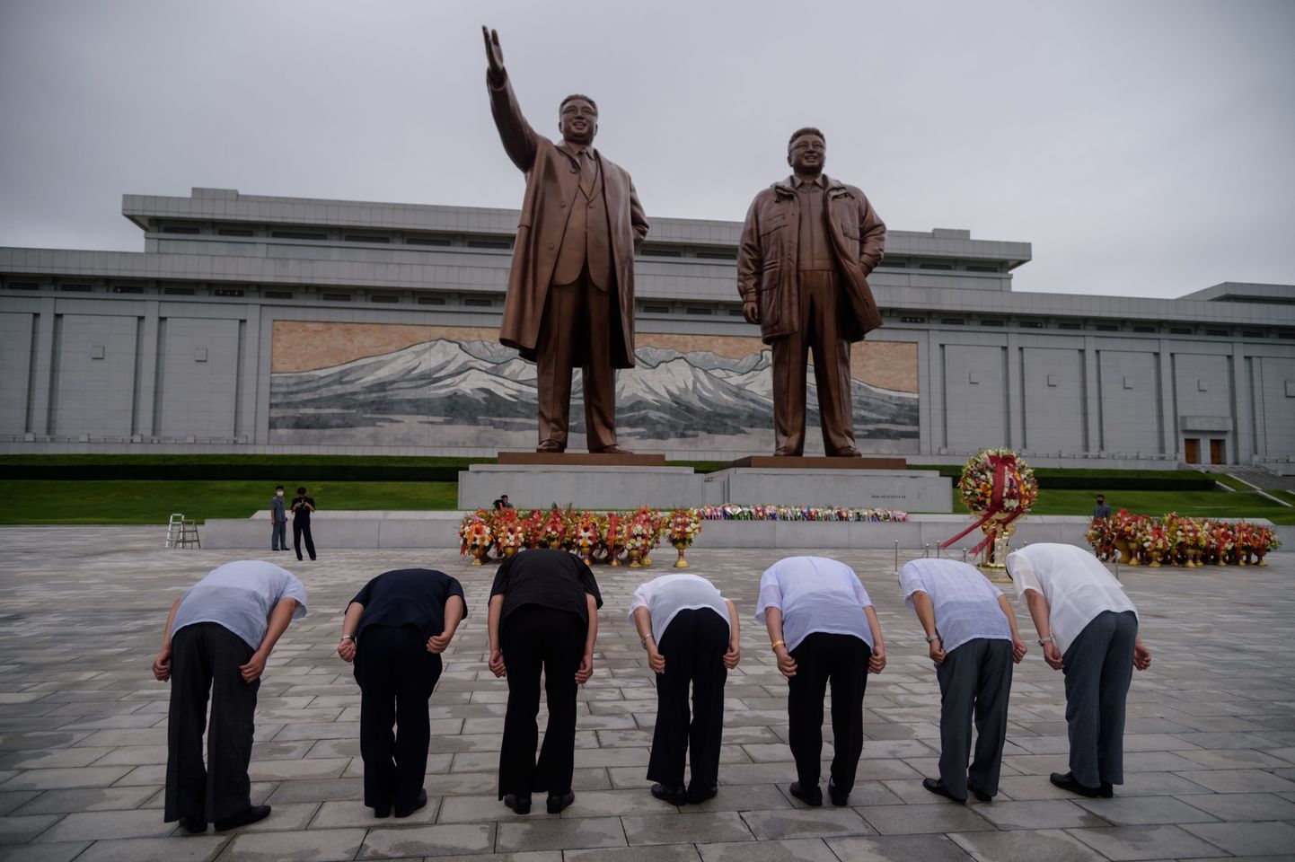 Inimesed kummardamas Pyongyangis Põhja-Korea endiste liidrite Kim Il-sungi ja Kim Jong-ili kujude ees. Foto on illustratiivne.