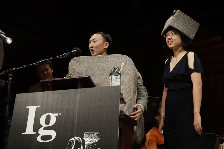 David Hu ja Patricia Yang said 2019 Ig Nobeli auhinna vombatite väljaheidete uurimise eest