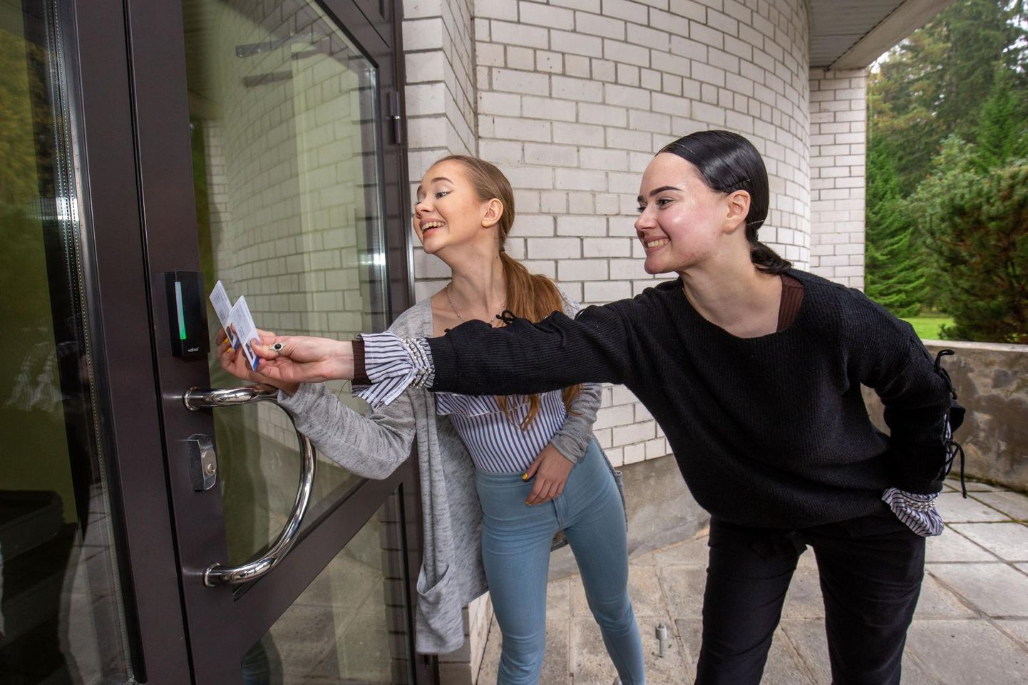 Türi ühisgümnaasiumi XIb klassi õpilased Anneli Krais (vasakul) ja Kristiina Nuhkat teavad, et e-õpilaspiletit tuleb iga päev kaasas kanda, muidu võid end hommikul lukustatud ukse tagant leida.
