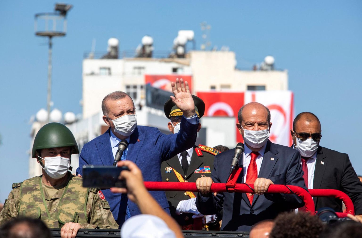 Türgi presidenti Recep Tayyip Erdoğan üleeile koos Kürpose trüklaste liidriga (paremal) paraadil.