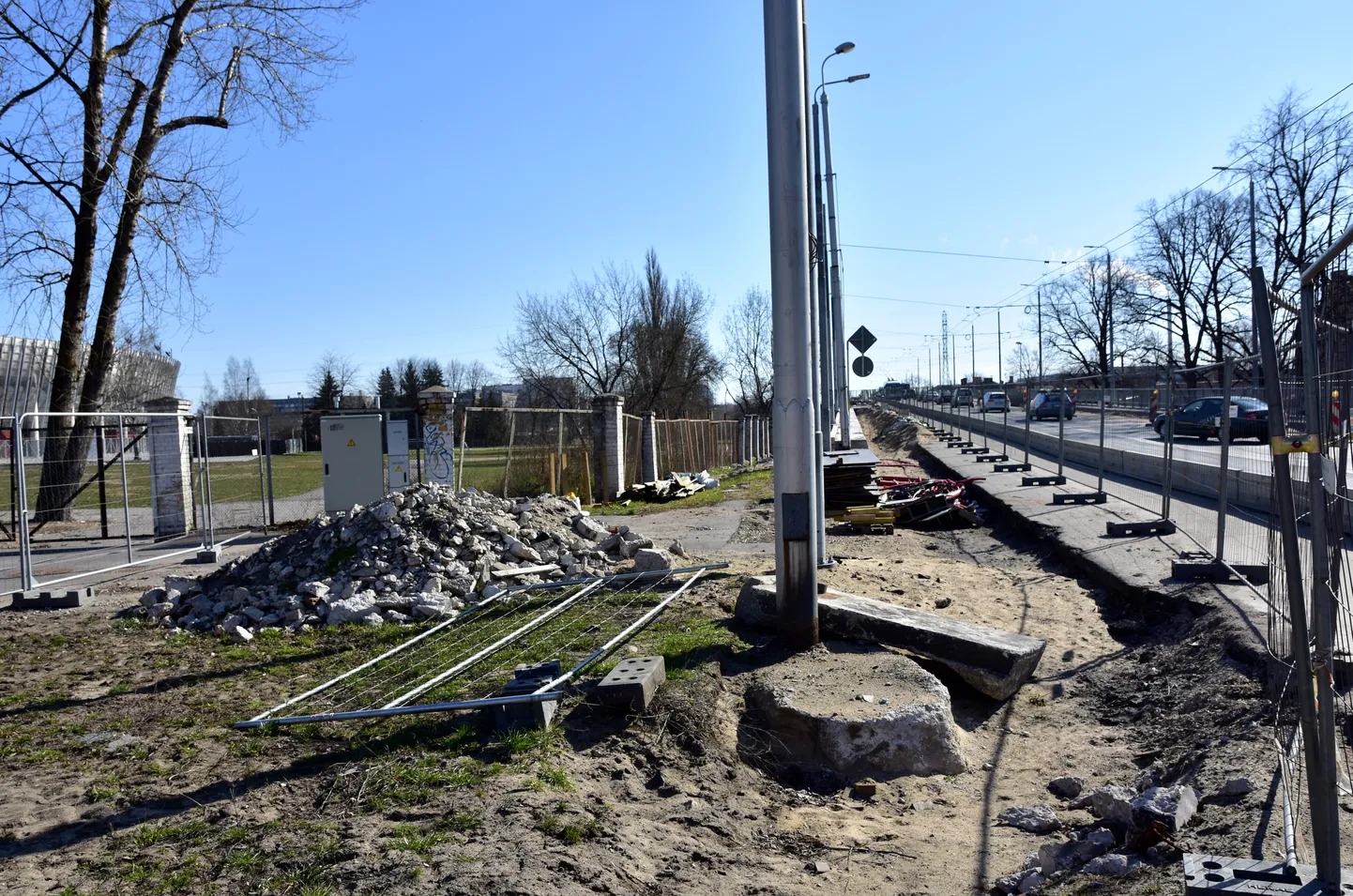 Augusta Deglava ielas satiksmes pārvada velojoslas un gājēju celiņa remontdarbi.