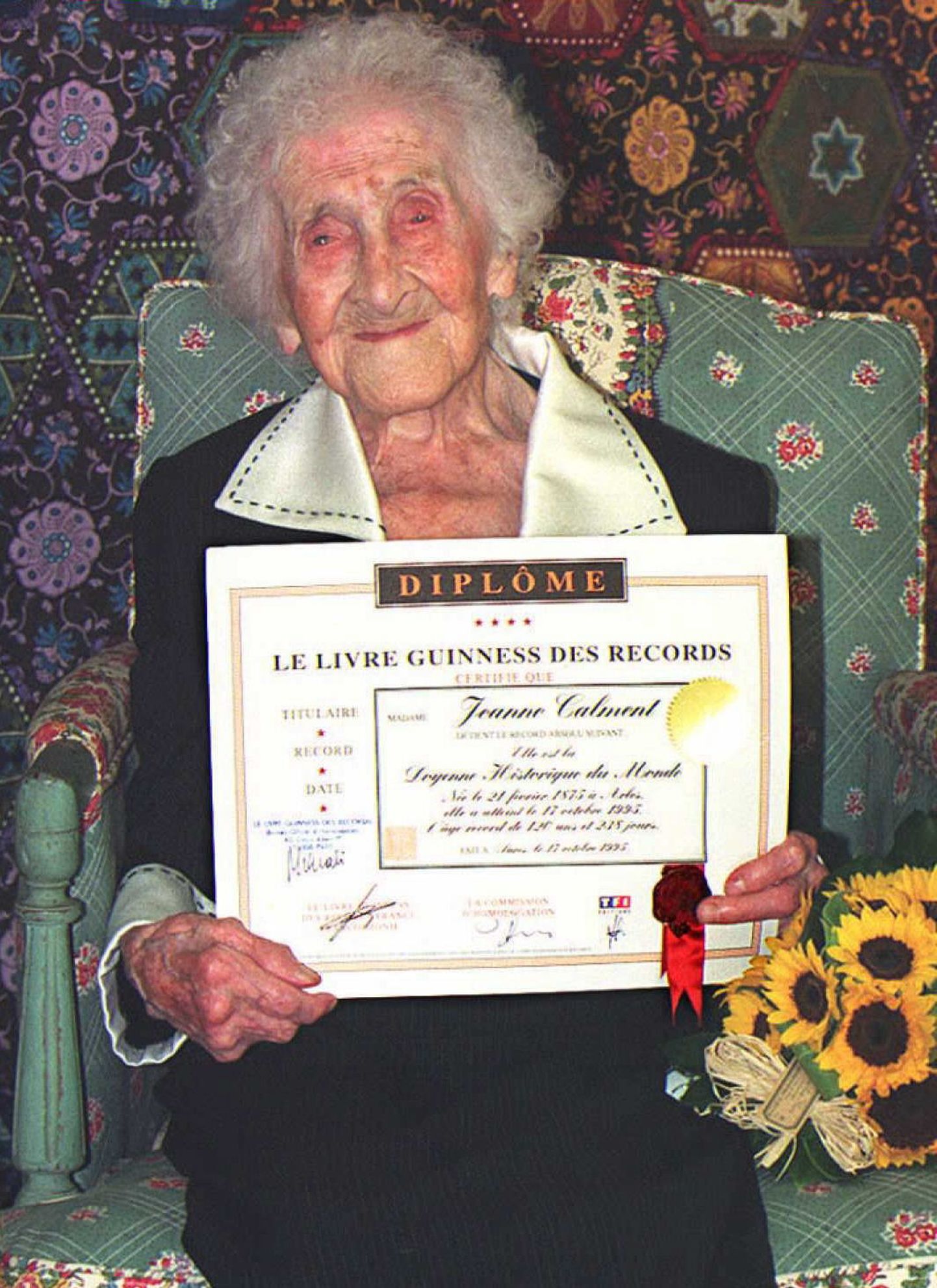 Jeanne Calment. Foto tehtud 18. oktoobril 1995. Prantslanna hoiab käes tõendit, et on ületanud absoluutse maailmarekordi ja elanud üle 120 aasta. Jeanne Calment elas 122 aastat ja 164 päeva, ta suri 1997. aastal.