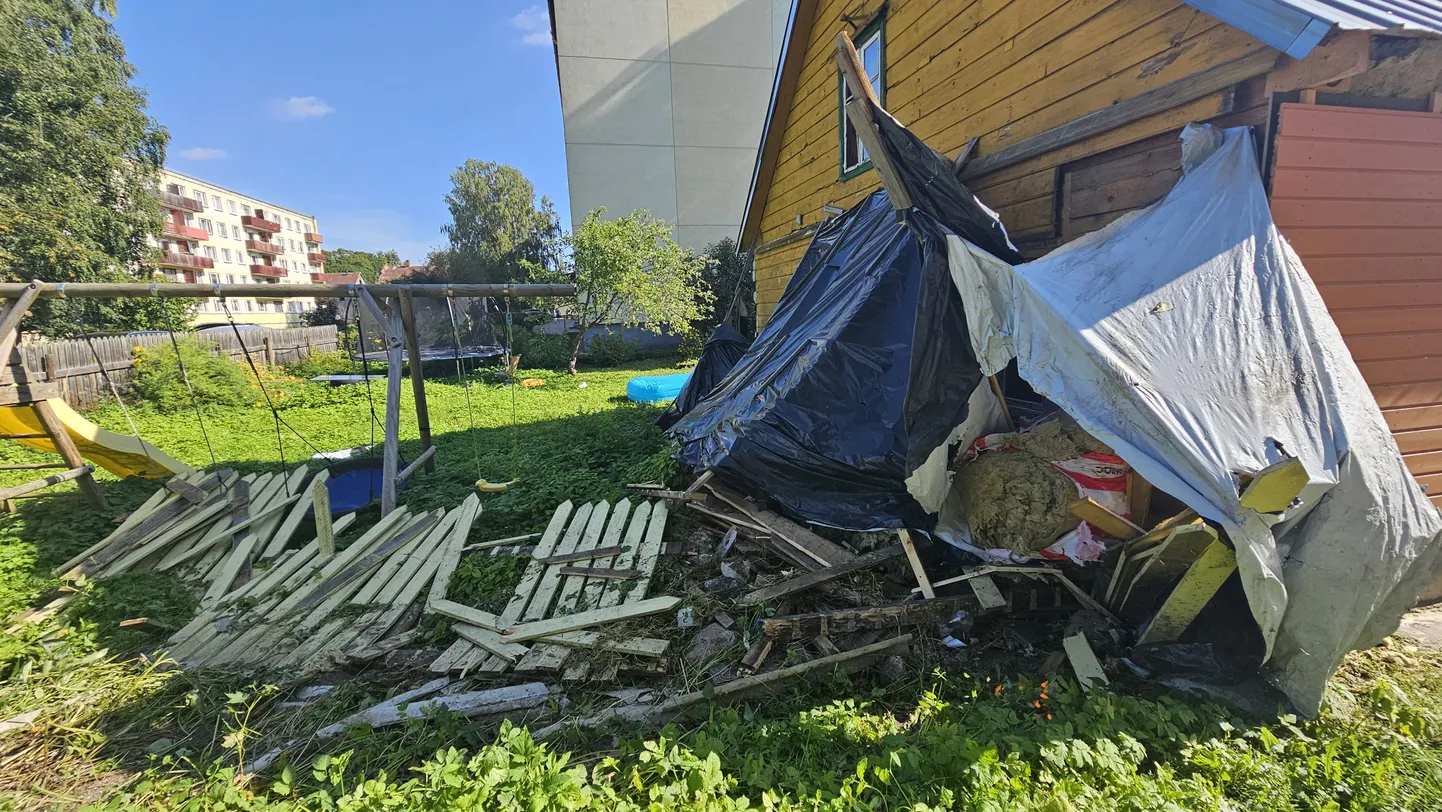 Mercedes sõitis Võrus Vabriku tänaval vastu eramaja nurka, mille seina taga magas tütrega noorpere. Suuremast tragöödiast pääsid õnnekombel maja nurgas ehitustööde jaoks ajutiselt ladustatud villapakid.