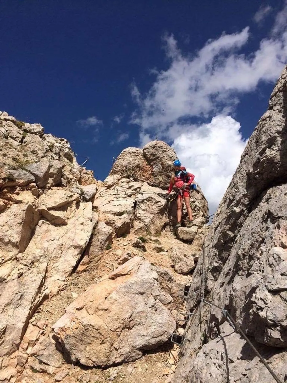Ronimisteid jääb Alta Via 2 jooksul ette palju. Via Ferrata Marmolada paneb proovile ka üsna kogenud turnija kõrgusetaluvuse, sest rippuda tuleb otse kaljuserval.