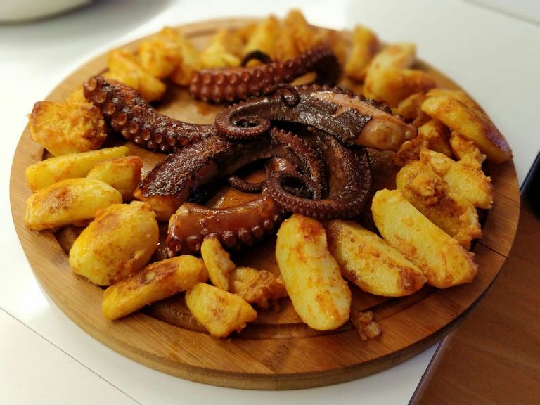 Galiitsia stiilis kaheksajalg ehk kartulite ja suitsupaprikaga maitsestatud pulpo a la gallega.