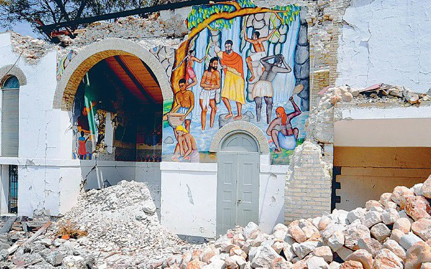 На стене развалин кафедрального собора Пресвятой Троицы видна фреска второй половины ХХ века «Крещение Христа», среди развалин второй церкви видно устоявшее распятие.