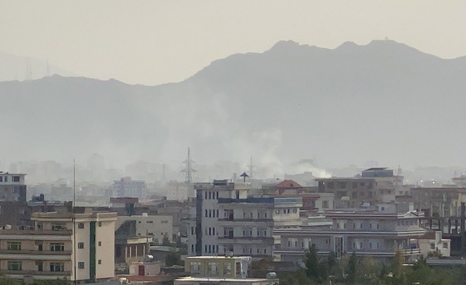 Дымовые клубы на месте взрыва возле международного аэропорта в Кабуле, Афганистан, 29 августа 2021 года.