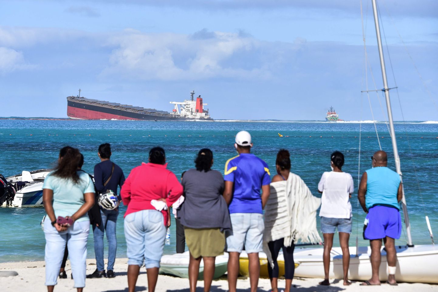 Фото с места событий. Маврикий, разлив нефти с сухогруза.
