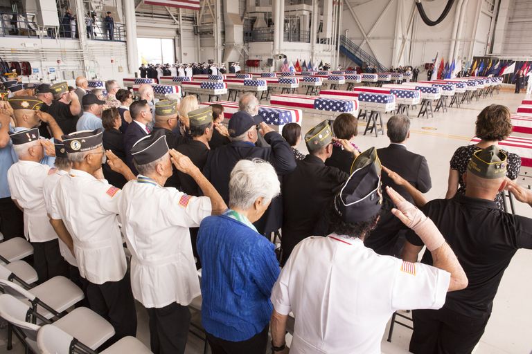 Korea sõjas langenud Ameerika sõdurite oletavate säilmete kodumaale naasmise tseremoonia Hawaiis Honolulus 1. augustil 2018.