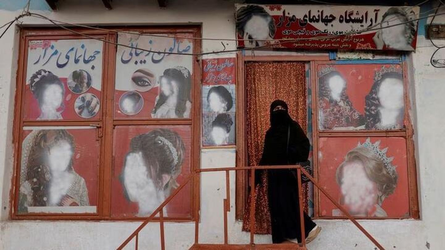После прихода "Талибана" к власти владелицы салонов красоты сначала закрасили лица моделей, а потом окна и вывески, но от закрытия это не спасло