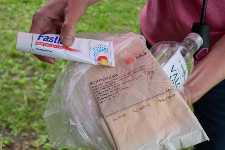 Rünnanud koera omanikud tõid Kamblale paistes jala ravimiseks kilekotitäie aegunud arstimeid ja lahti võetud viinapudeli.