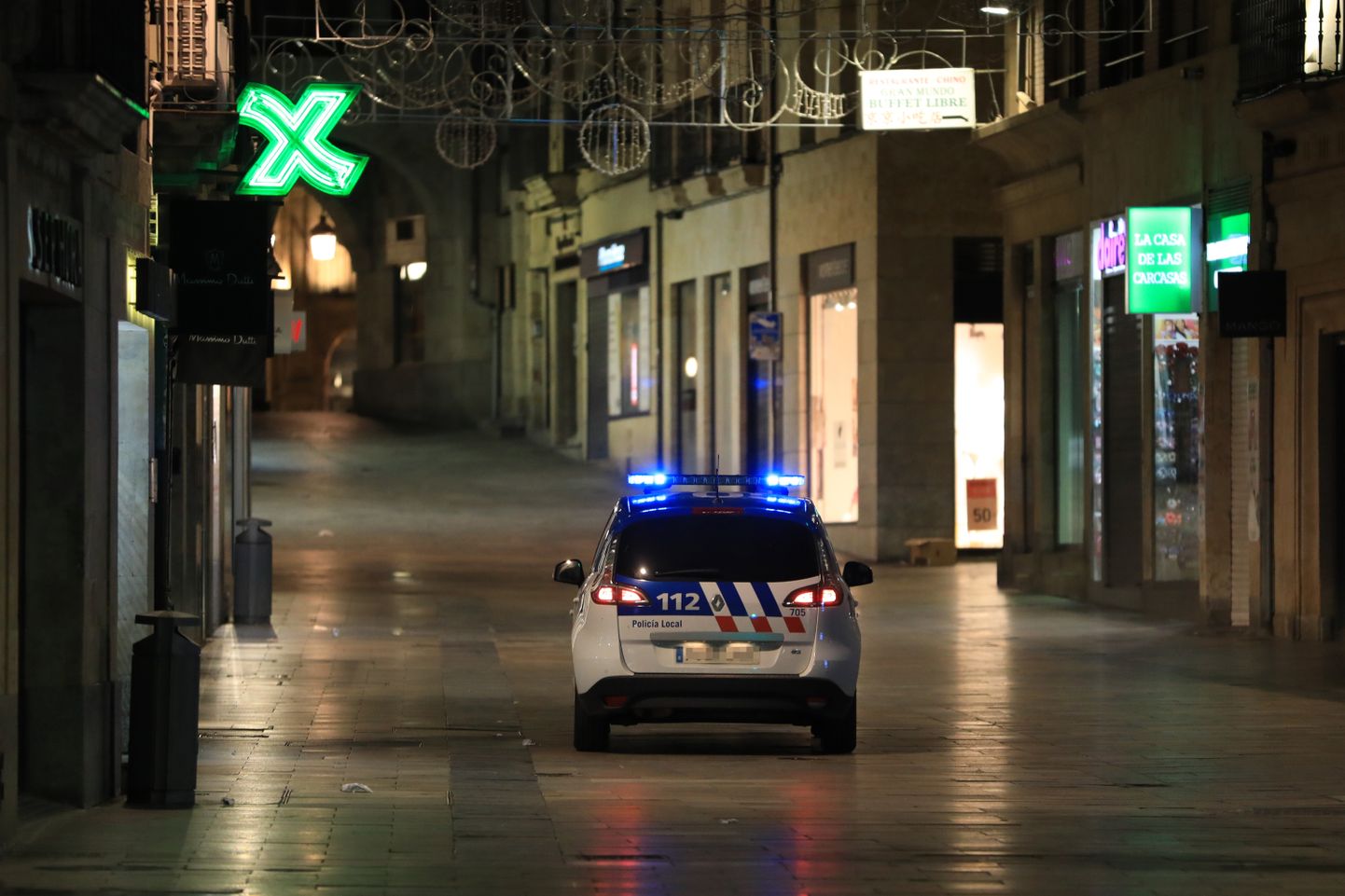Испанская полиция патрулирует улицы во время ночного запрета на передвижения.