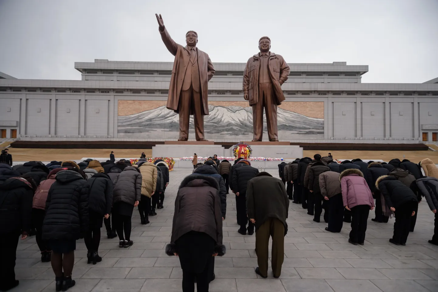 Põhjakorealased avaldamas austust Põhja-Korea kunagistele riigipeadele Kim Il-sungile ja Kim Jong-ilile nende kujude ees Pyongyangis, tähistades idamaise uue aasta saabumist. Põhja-Koreas toodetud hiigelkujud on osutunud Aafrika riikides populaarseks ning Hiina ja Venemaa soovivad ÜRO poolt Põhja-Koreale kehtestatud ekspordikeelu tühistamist.