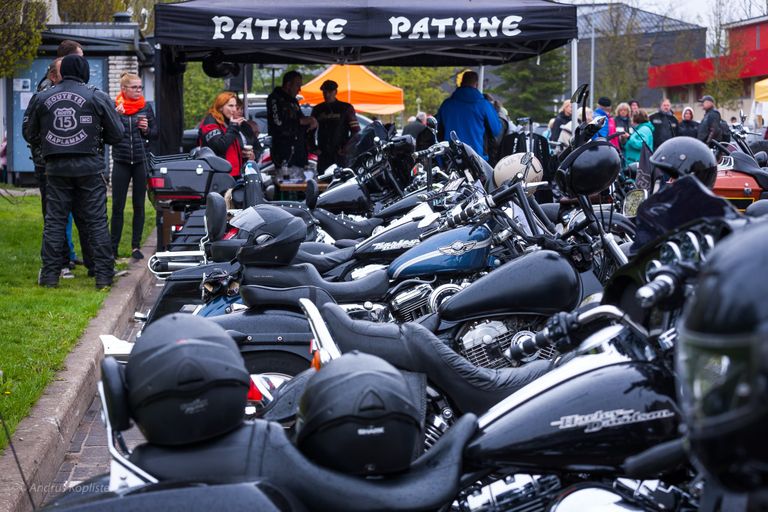 Motoklubi Patune Mcc sünnipäevapidu algas kogunemisega Paides.