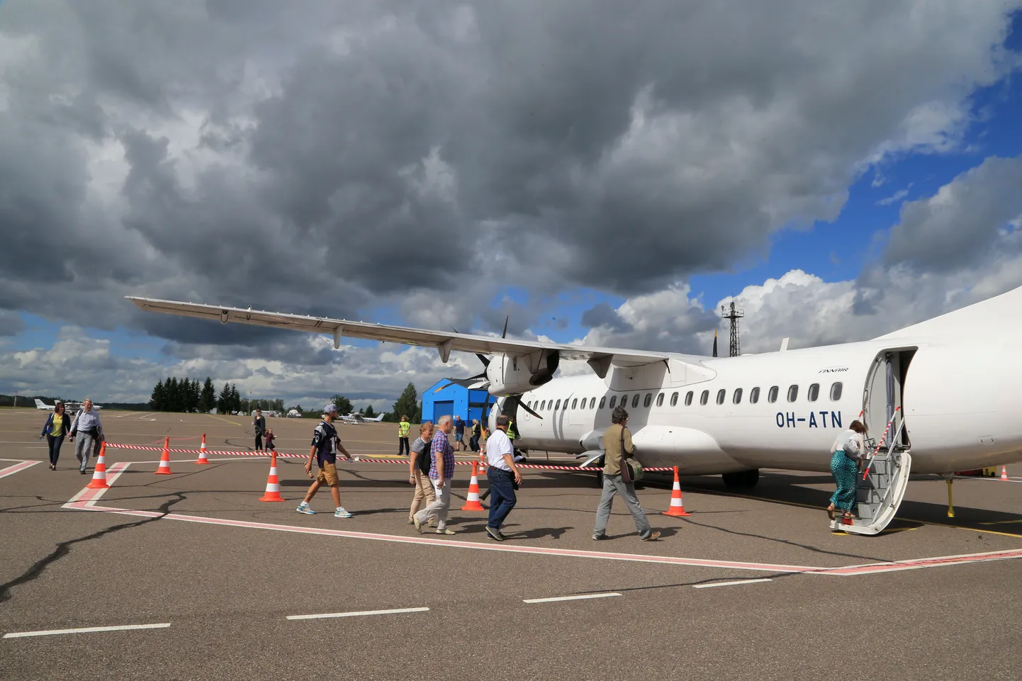 Самолет в Тартуском аэропорту.
