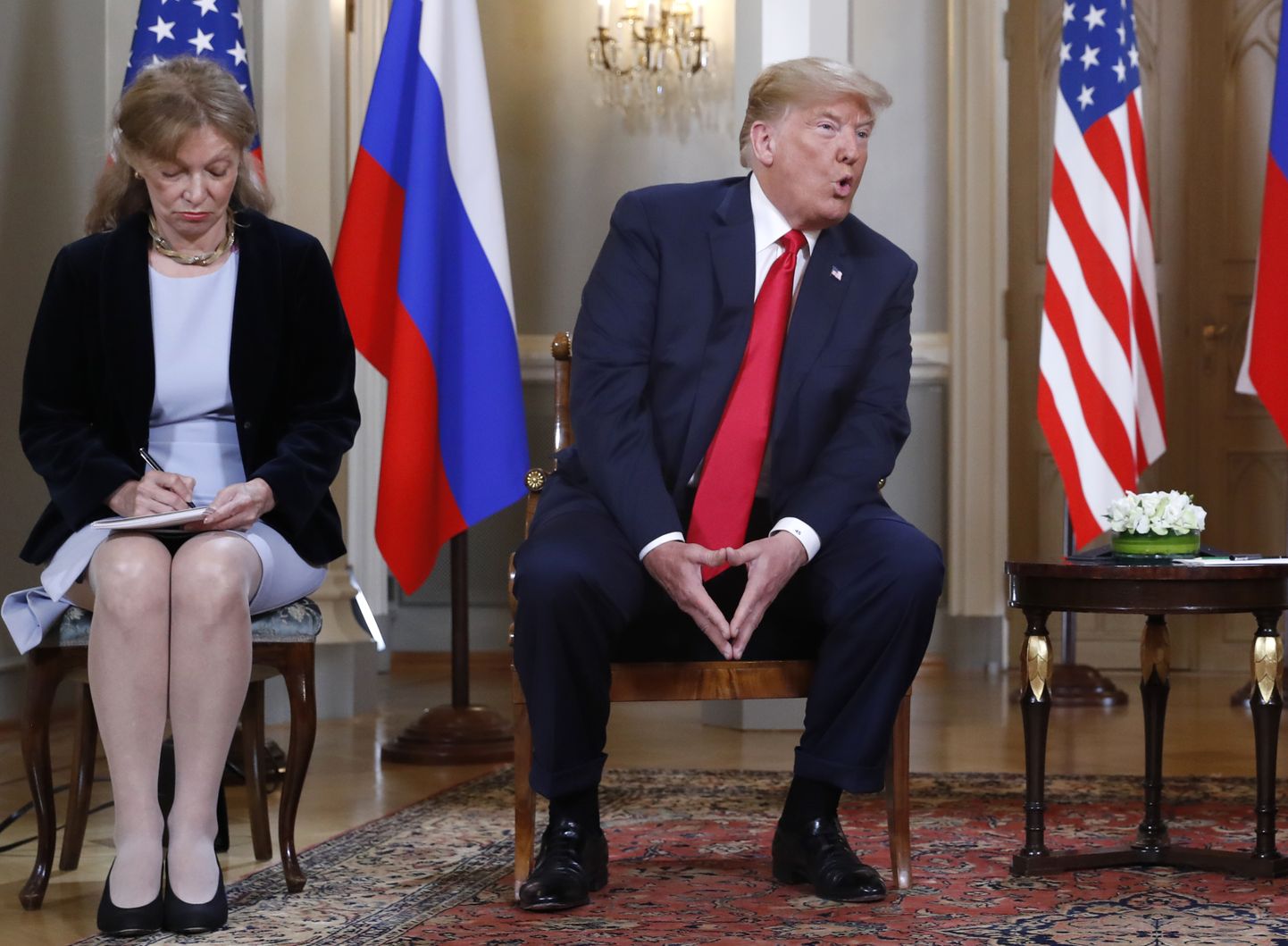 Vasakul Marina Gross, kes teeb märkmeid president Donald Trumpi sõnade kohta kokkusaamisel Venemaa president Vladimir Putiniga.