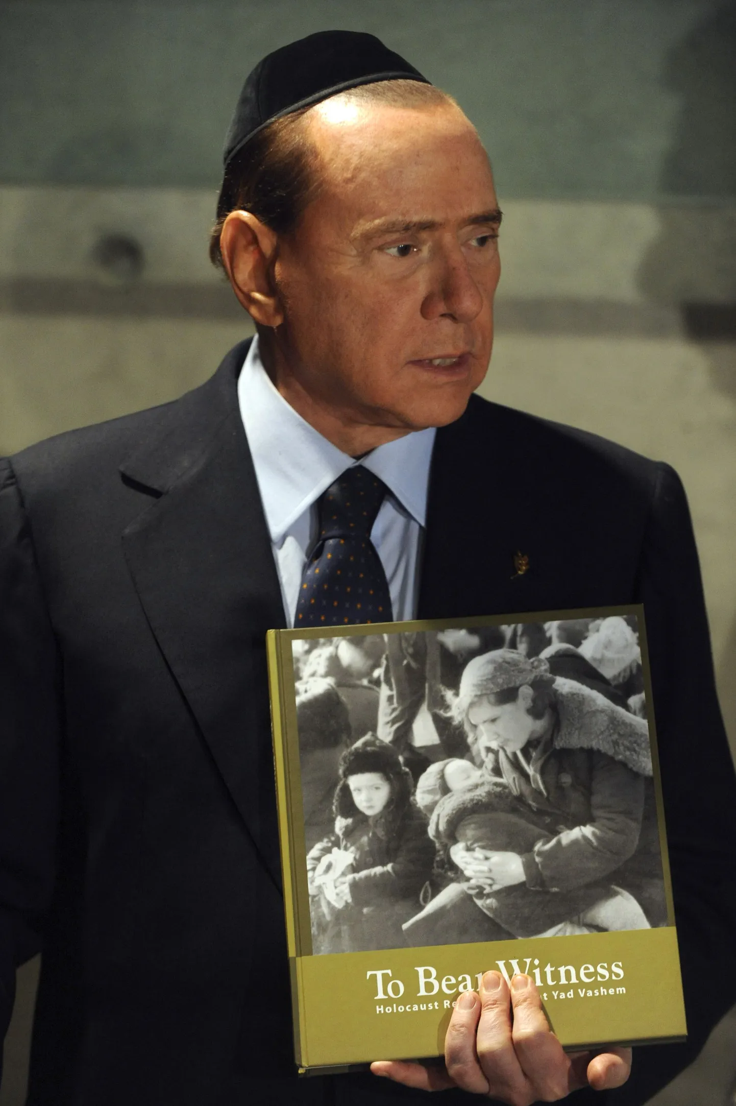 Silvio Berlusconi külastas eile Jeruusalemmas asuvat Yad Vashemi juutide massimõrva ohvrite muuseumikompleksi.