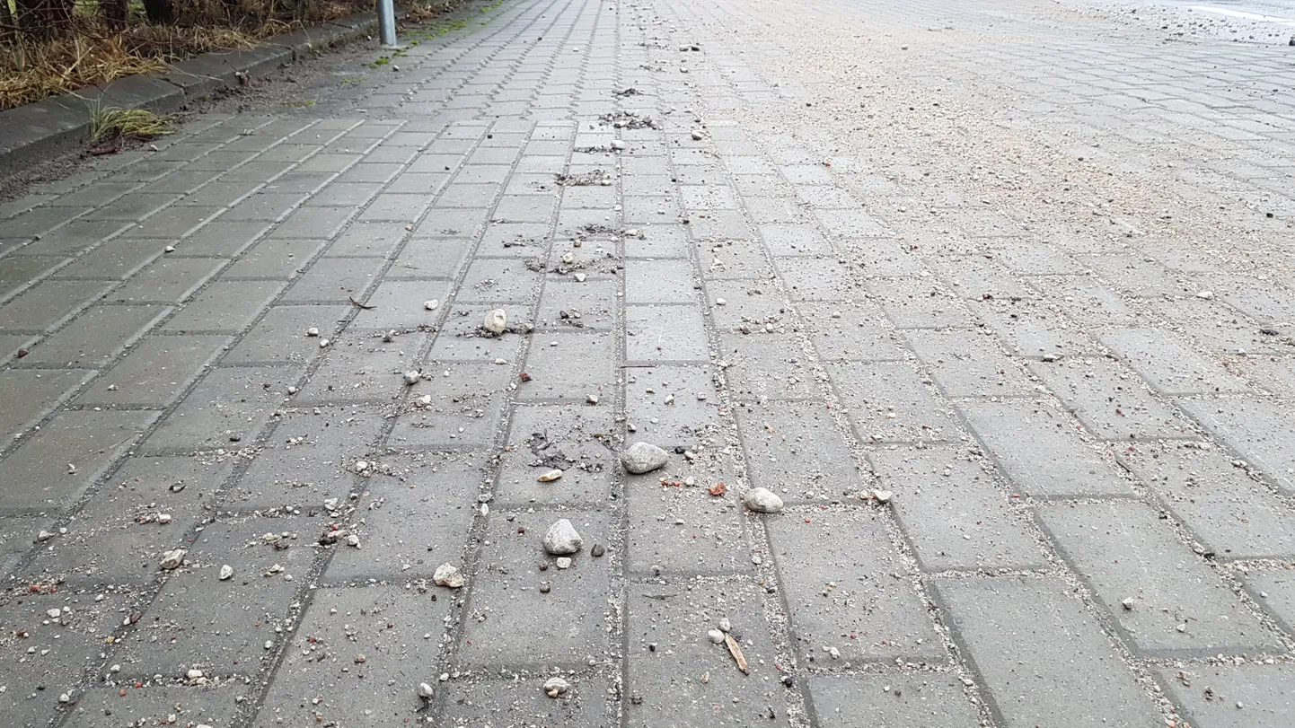 Paide linna kõnniteedel ja tänavatel häirib liiklejaid suuremõõtmeline kiviklibu, mis toodi sinna teede liivatamise käigus.
