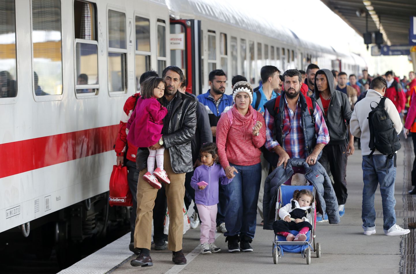 Berliini Schönefeldi raudteejaama Austriast saabunud Süüria põgenikud.
